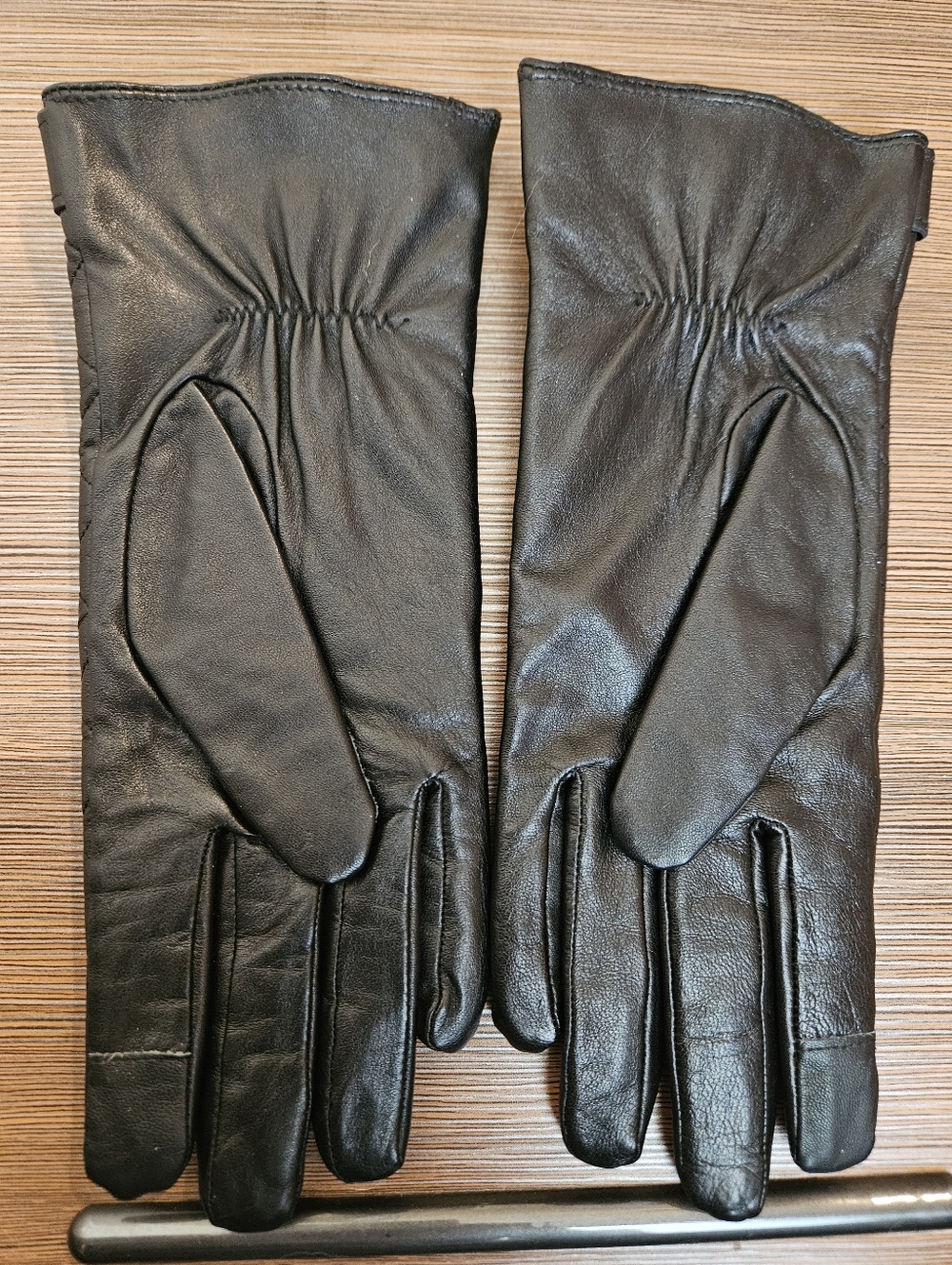 Michael Kors Women's Black Quilted Leather Gloves, Size S - Picture 4 of 7